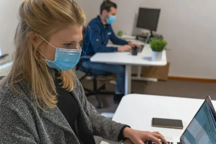 HRHQ Covid office worker Woman in office wearing Covid mask