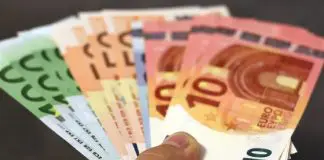 hand holding euro notes