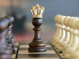 chess piece with crown on