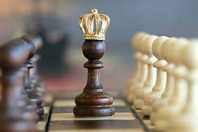 chess piece with crown on