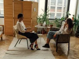 2 females in relaxed atmosphere having a conversation