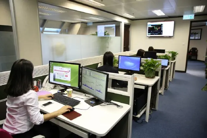 HRHQ 5 days in the office busy office with staff at work