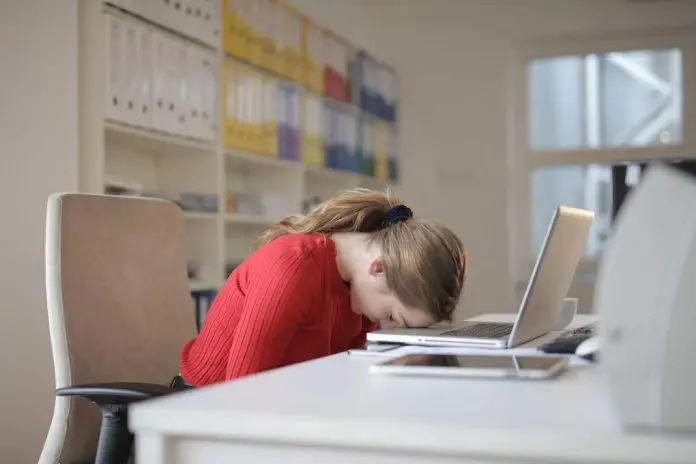 HRHQ Quiet quitting office worker asleep at desk