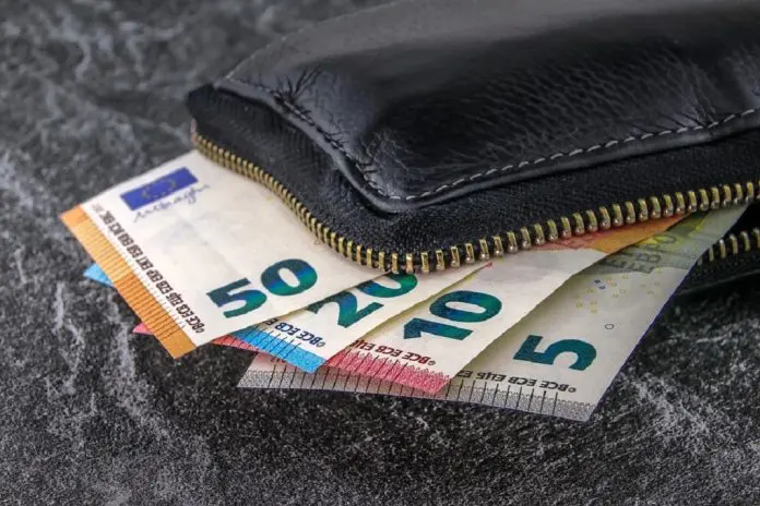 HRHQ Cost of living crisis wallet with cash