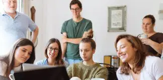 Team leader meeting with team