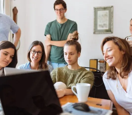 Team leader meeting with team