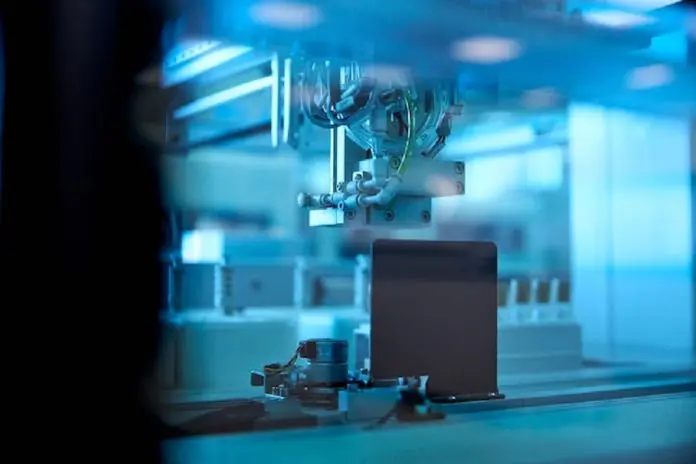 testalize-me-9xHsWmh3m_4-unsplash robotic manufacturing line