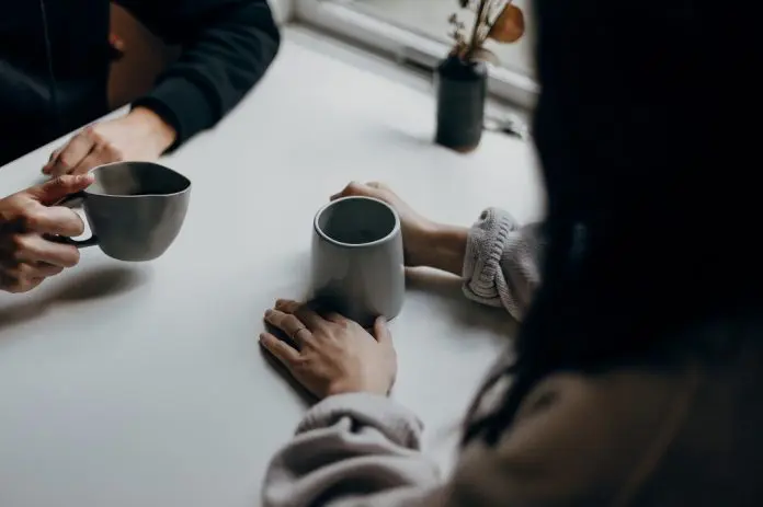 priscilla-du-preez-K8XYGbw4Ahg-unsplash 2 people chatting over coffee