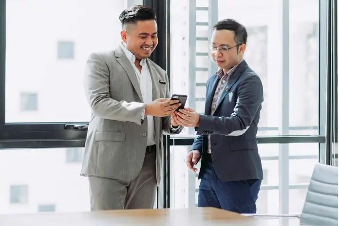 HRHQ Monetary incentives employee receiving bonus