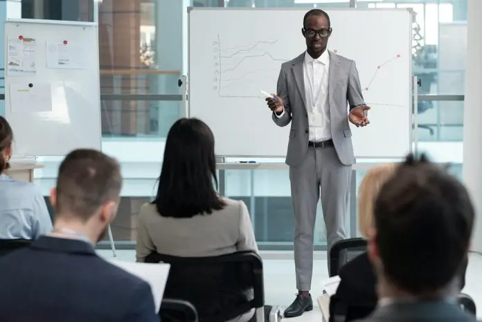 HRHQ Effective communication team leader communicating with team