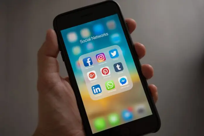 pexels-tracy-le-blanc-67789-607812 mobile phone showing social media icons on screen