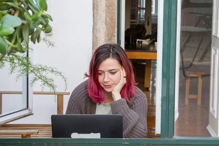 HRHQ Rise in loneliness Lonely remote worker