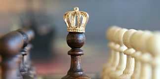 chess piece with crown on