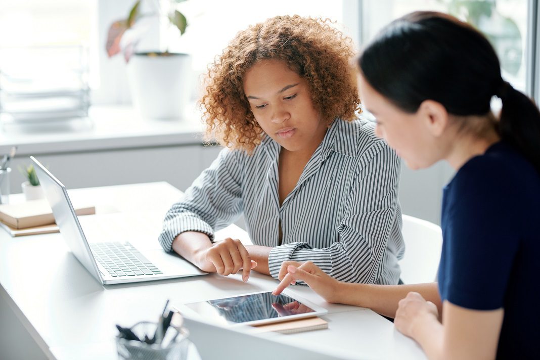 employees discussing share options